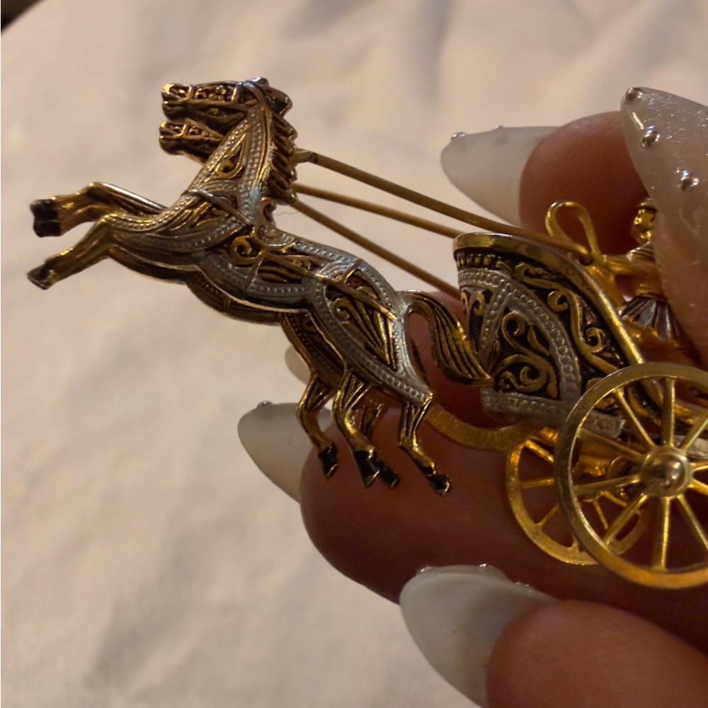 Vintage Gold Silver Black Damascene Roman Chariot Horses Brooch Pin - Picture 4 of 11
